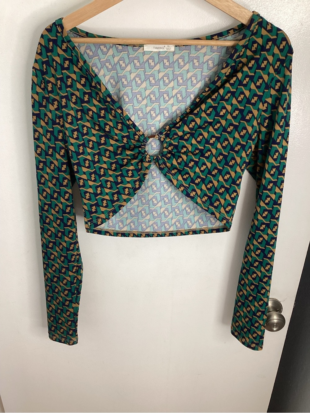 Timing Green & Black Geometric Long-Sleeve Twist Crop Top XL